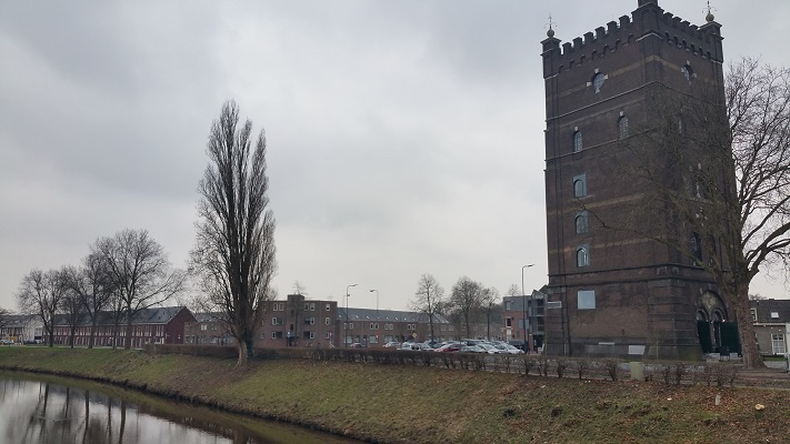 Wandelen over het Marikenpad bij de watertoren in Den Bosch