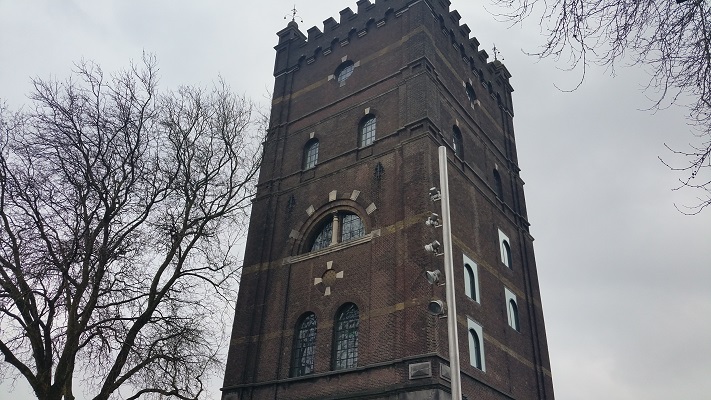 Wandelen over het Marikenpad bij de watertoren in Den Bosch