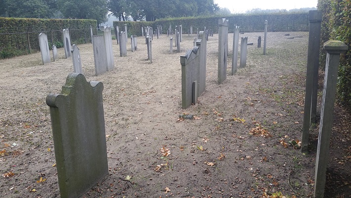 Wandelen over het Marikenpad bij Joodse Begraafplaats in Geffen