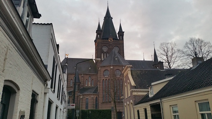 Wandelen over het Marikenpad bij kerk in Oisterwijk