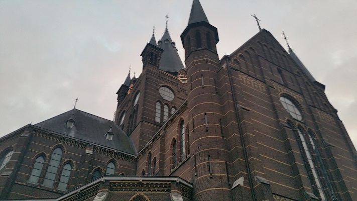 Wandelen over het Marikenpad bij kerk in Oisterwijk