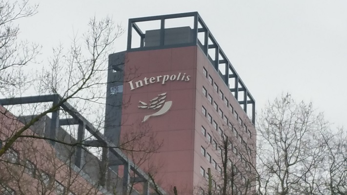 Wandelen over het Marikenpad bij Interpolis gebouw in Tilburg