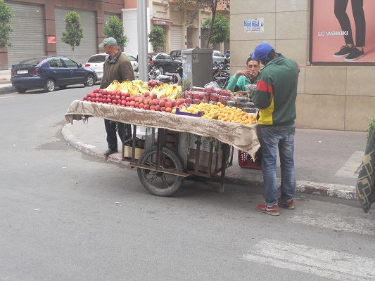 Straatverkoop fruit tijdens wandeling in Marrakesh in Marokko