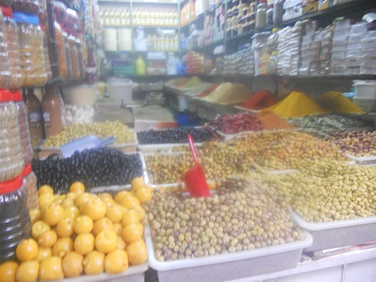 Verkoop olijven tijdens wandeling in Marrakesh in Marokko