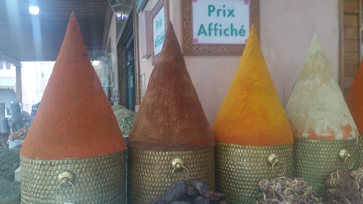 Verkoop kruiden in Marrakesh tijdens wandelreis in Marokko