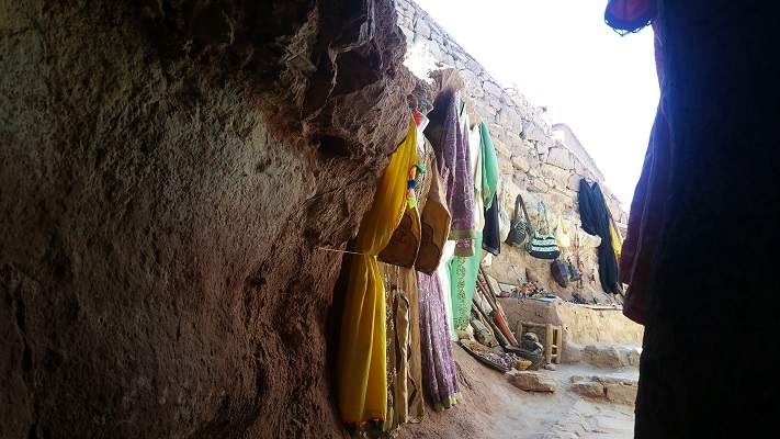 Verkoop kleding in bergdorp tijdens wandelreis in Marokko