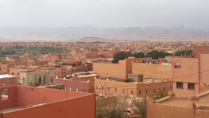 Woenstijnstad tijdens wandelreis in Marokko