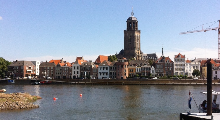Zicht op IJssel en Deventer op wandeling over Marskramerpad van Deventer naar De Wilp