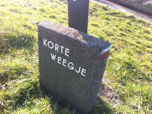 Korte Weegje tijdens een wandeling over het Nederlands Kustpad van Goedereede naar de Philipsdam