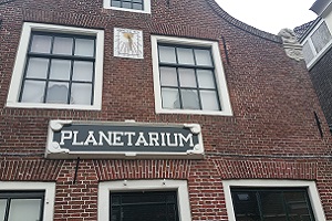 Wandelen over het Nederlands Kustpad bij Planetarium in Franeker