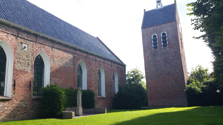 Kerk Baflo tijdens een wandeling over het Nederlands Kustpad van Baflo naar Winsum