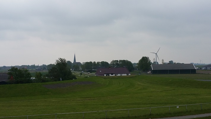 Zicht op Holwerd op een wandeling over het Nederlands Kustpad van Ferwerd via Holwerd naar Blije