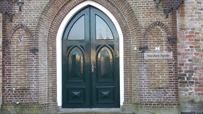 Kerk Oosterbierum op een wandeling over het Nederlands Kustpad van Franeker naar Sint Jacobiparochie