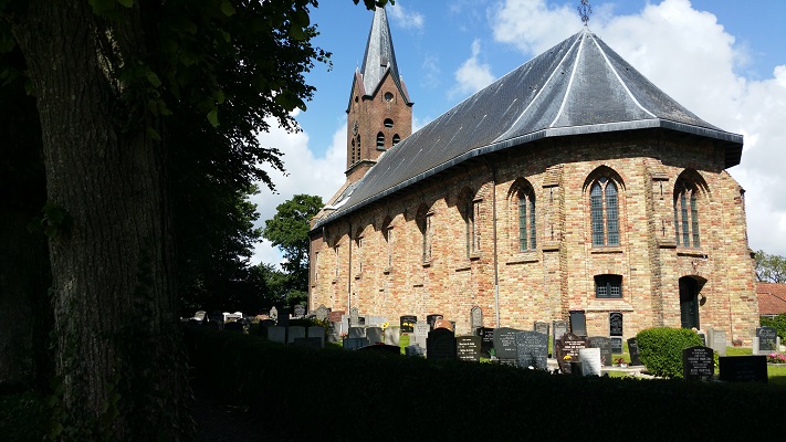 Kerk Wijnaldum op een wandeling van Franeker via Wijnaldum naar Sexbierum over het Nederlands Kustpad