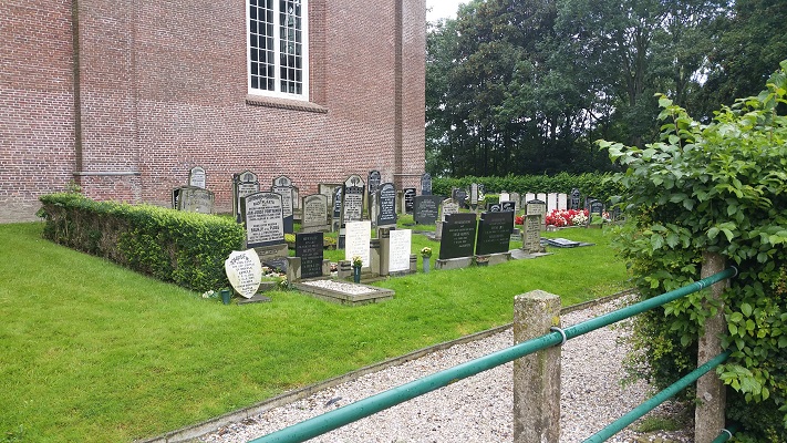Kerkhof bij kerk Holwerd op een wandeling over het Nederlands Kustpad van Holwerd naar Lauwersoog