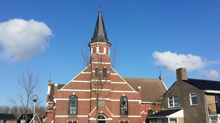 Kerk Ulrum op een wandeling over het Nederlands Kustpad van Leens naar Ulrum