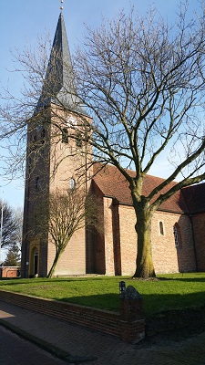 Petruskerk Leens op een wandeling over het Nederlands Kustpad van Leens naar Ulrum