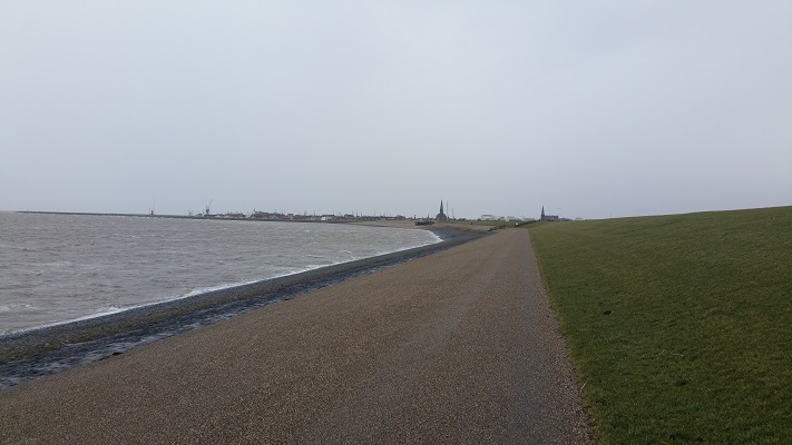 IJsselmeerdijk richting Harlingen tijdens een wandeling over het Nederlands Kustpad van Makkum naar Harlingen