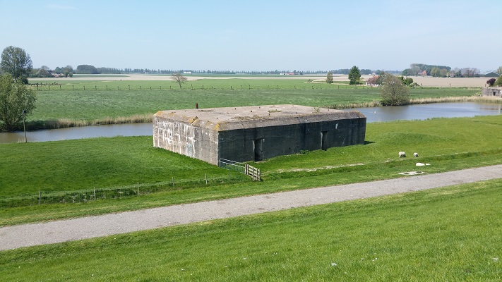 Bunker bij Lutjeburen op een wandeling rondje Delfzijl over het Nederlands Kustpad