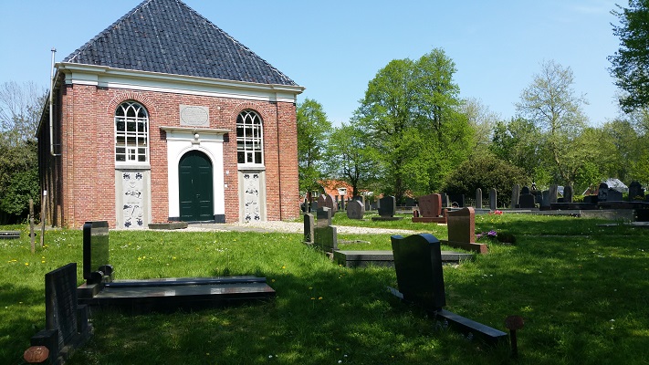 Kerk en kerkhof Biessum op een wandeling rondje Delfzijl over het Nederlands Kustpad