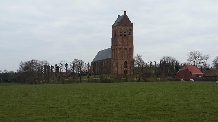Kerk Ferwerd op een wandeling over het Nederlands Kustpad van Sint Jacobipolder naar Ferwerd