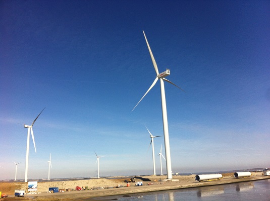 Windmolenpark Eems tijdens een wandeling over het Nederlands Kustpad van Termunterzijl naar Delfzijl