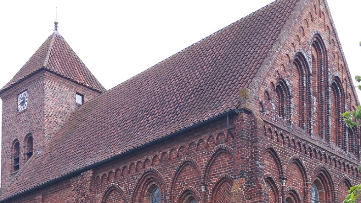 Kerk Termunten tijdens een wandeling over het Nederlands Kustpad van Termunterzijl naar Kostverloren
