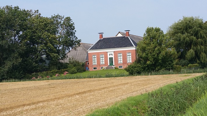 Groninger boerderij Uithuizen tijdens een wandeling over het Nederlands Kustpad van Uithuizen naar Warffum