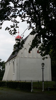 Hervormde Kerk in Warffum tijdens een wandeling over het Nederlands Kustpad van Warffum via Baflo naar Winsum