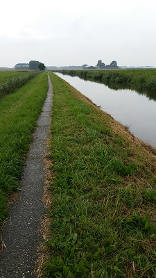 Pad langs Rasquerdermaar tijdens een wandeling over het Nederlands Kustpad van Warffum via Baflo naar Winsum