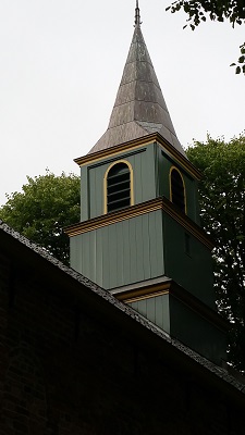 Kerk Tinallinge tijdens een wandeling over het Nederlands Kustpad van Warffum via Baflo naar Winsum