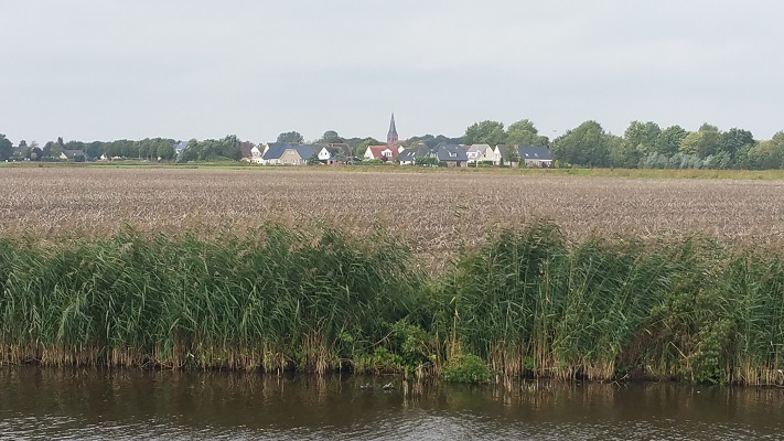 Zicht op Wehe den Hoorn op een wandeling over het Nederlands Kustpad van Winsum via Leens naar Eenrum