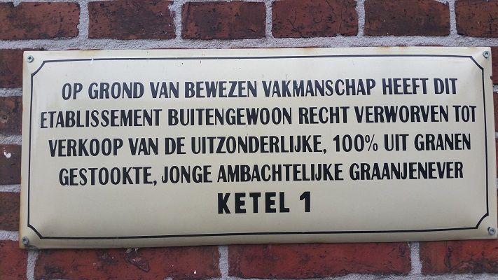 Opschrift Stokerij Wehe den Hoorn op een wandeling over het Nederlands Kustpad van Winsum via Leens naar Eenrum