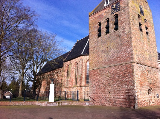 Kerk 't Zandt op een wandeling over het Nederlands Kustpad van 't Zandt naar Delfzijl