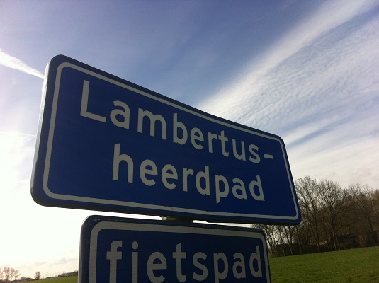Lambertus Heerdpad op een wandeling over het Nederlands Kustpad van 't Zandt naar Delfzijl