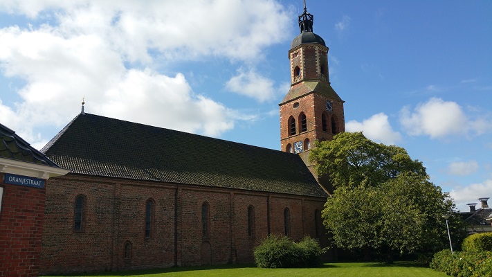 Kerk Eenrum op een wandeling over het Nederlands Kustpad van Eenrum naar Pieterburen