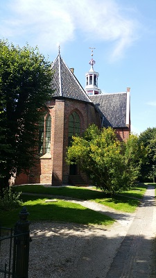 Kerk Pieterburen op een wandeling over het Nederlands Kustpad van Eenrum naar Pieterburen