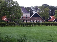 Hesselink op een wandeling van Ratum naar Winterswijk over het Noaberpad