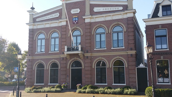 Voormalig stadhuis Abcoude tijdens wandeling van Abcoude naar Vreeland over het Noord-Hollandpad