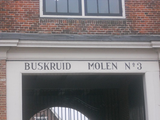 Buskruid tijdens wandeling van Amsterdam naar Nessersluis over het Noord-Hollandpad