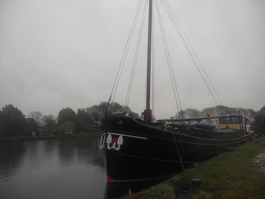 Boot op de Amstel tijdens wandeling van Amsterdam naar Nessersluis over het Noord-Hollandpad