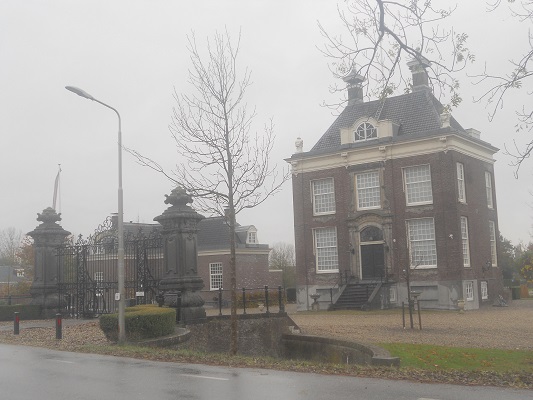 Buitenhuis aan de Amstel in Ouderkerk aan de Amstel tijdens wandeling van Amsterdam naar Nessersluis over het Noord-Hollandpad