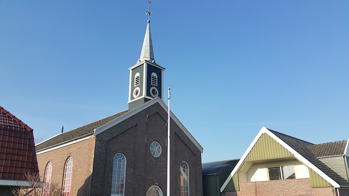 Kerk in Oudelsluis tijdens wandeling van Kolhorn naar Julianapolder op Noord-Hollandpad