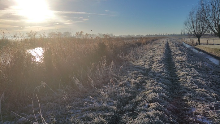 Noord-Hollandpad-Kolhorn-Obdam-6 Dijk langs Kanaal Alkmaar-Kolhorn tijdens wandeling van Kolhorn naar Obdam op Noord-Hollandpad