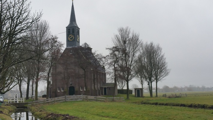 Kerkje Krommeniedijk tijdens wandeling van Schermerhorn naar Krommenie over het Noord-Hollandpad