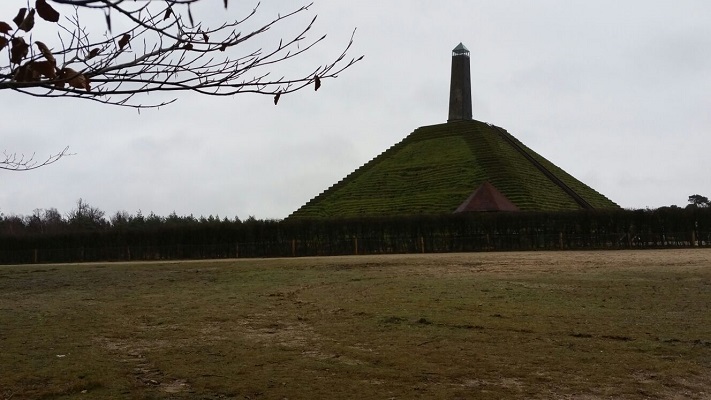 Wandelen over het Oudste Wandelpad van Nederland bij de Pyramide van Austerlitz