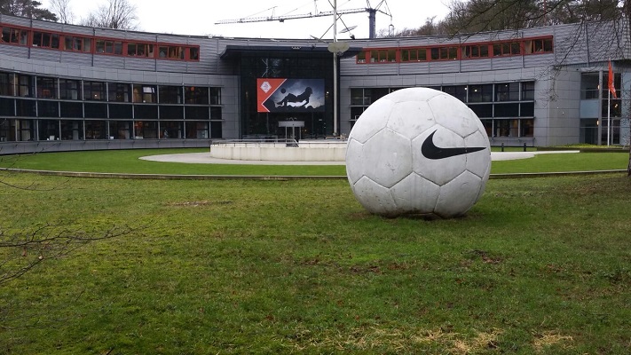 Wandelen over het Oudste Wandelpad van Nederland bij KNVB Voetbal Sportcentrum in Zeist