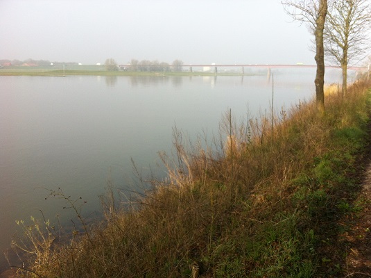 Wandelen over het Oudste Wandelpad van Nederland bij de Rijn bij Rhenen