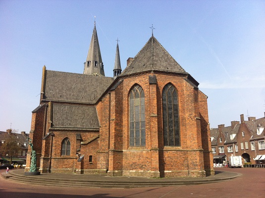 Wandelen over het Oudste Wandelpad van Nederland bij de Grote Kerk in Wageningen