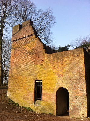 Wandelen over het Oudste Wandelpad van Nederland bij ruïne op de Grebbeberg